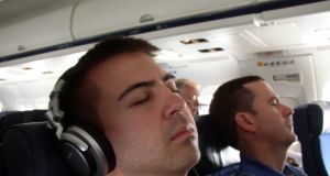 Alvás repülés közben