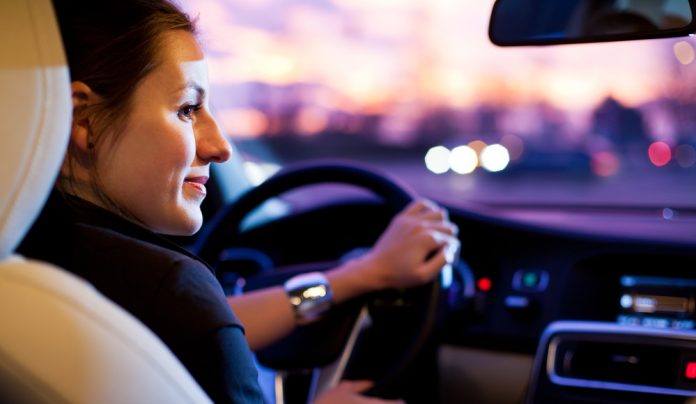 Egy női sofőr jobban figyel a biztonságra
