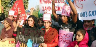 Pakisztáni nők harcolnak a jogaikért