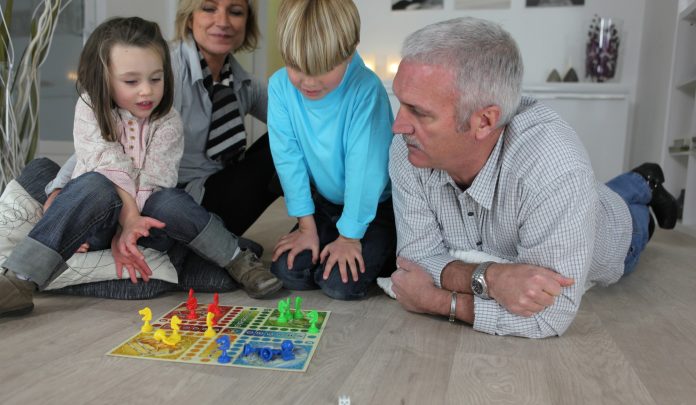 A társasjáték az unokákkal is élvezetes lehet