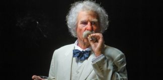 Val Kilmer éppen Mark Twain szerepében (forrás: www.sacurrent.com)
